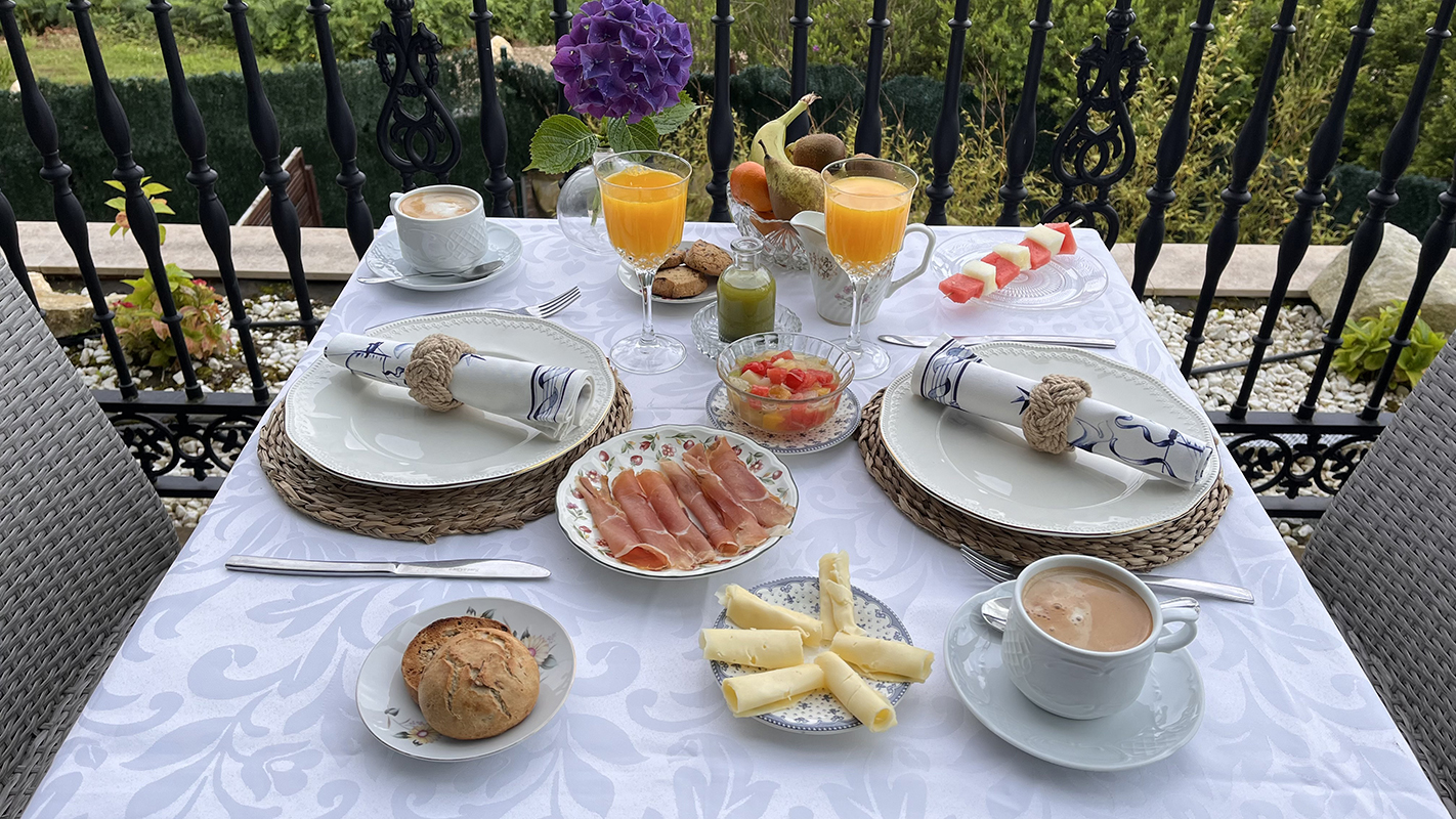 Hotel Playa de Aguilar presentación mesa desayuno completa desde arriba