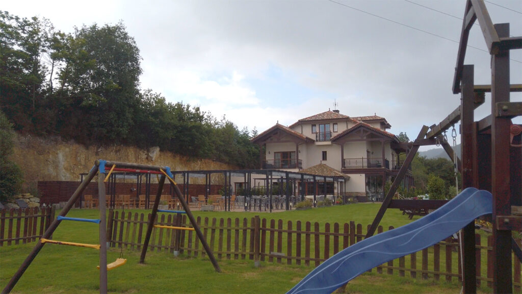 Hotel Playa de Aguilar - parque infantil - con vista de la terraza y el hotel