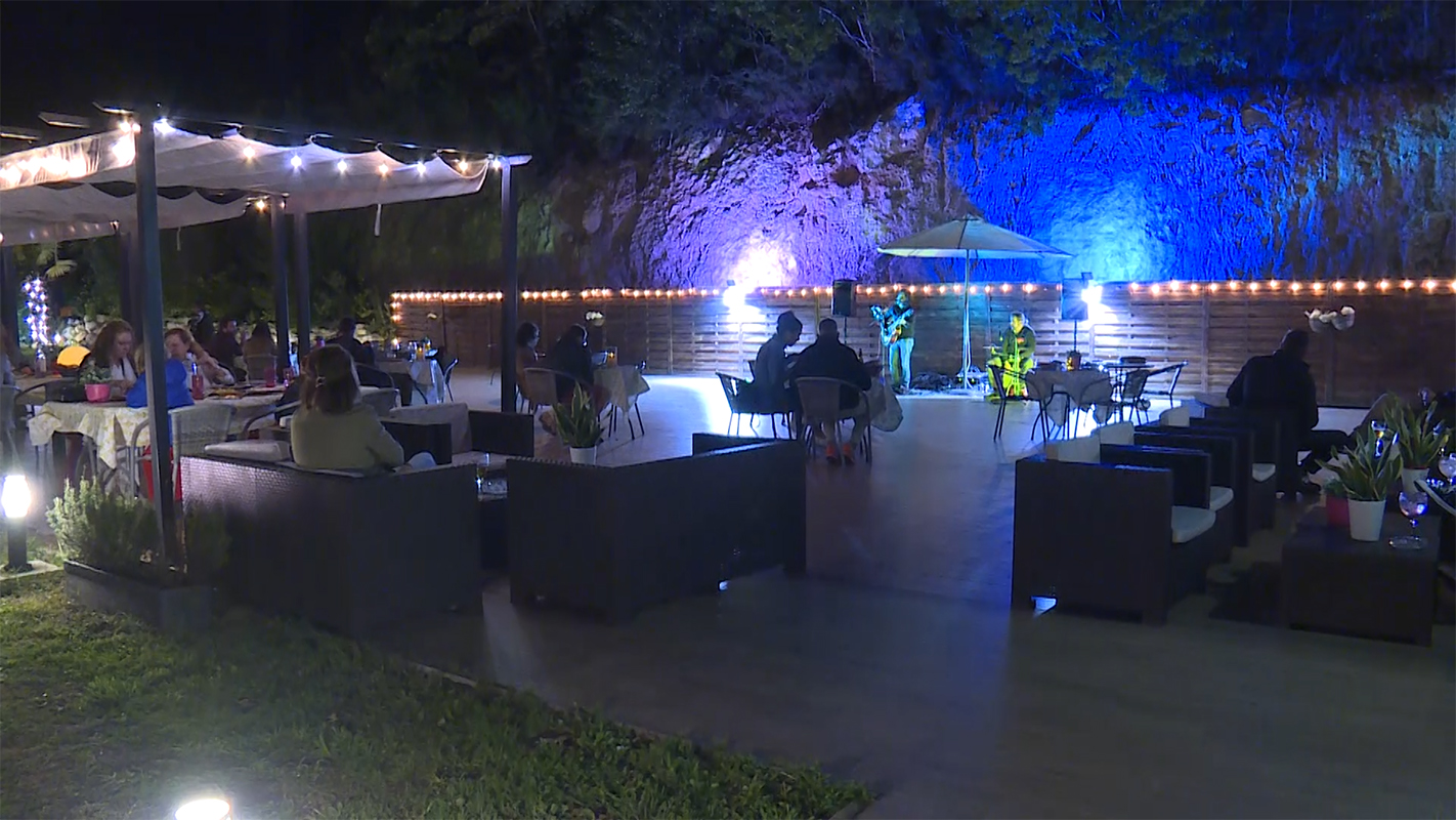 Hotel Playa de Aguilar noche de concierto terraza